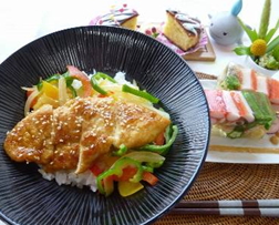 照り焼きチキン丼　カレー風味